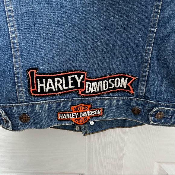 UP CYCLED VINTAGE LEVI’S VEST WITH HARLEY DAVIDSON PATCHES - Picture 4 of 10